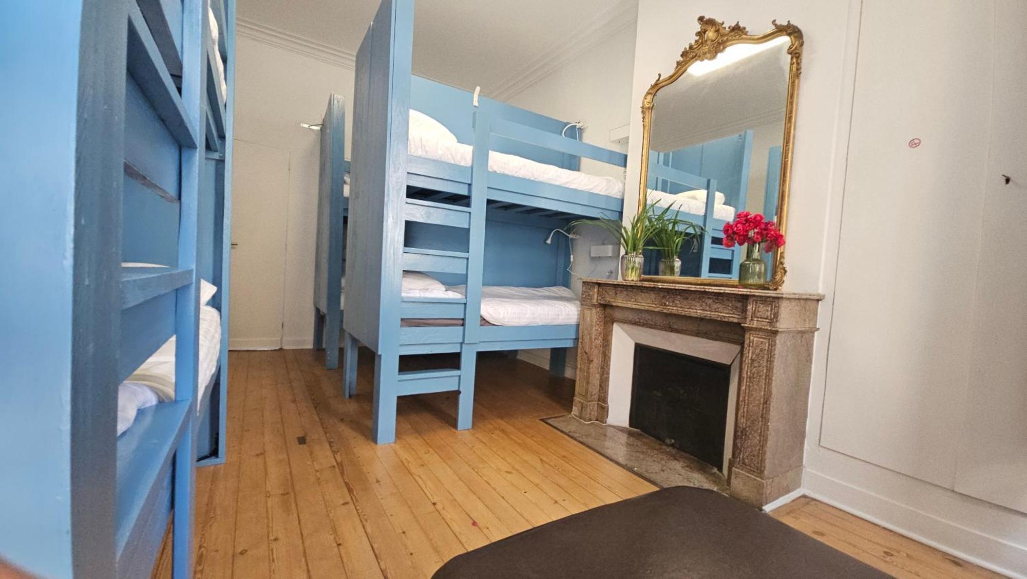 Bed In 6-Bed Mixed Dormitory Le Jardin Cafe بوردو المظهر الخارجي الصورة