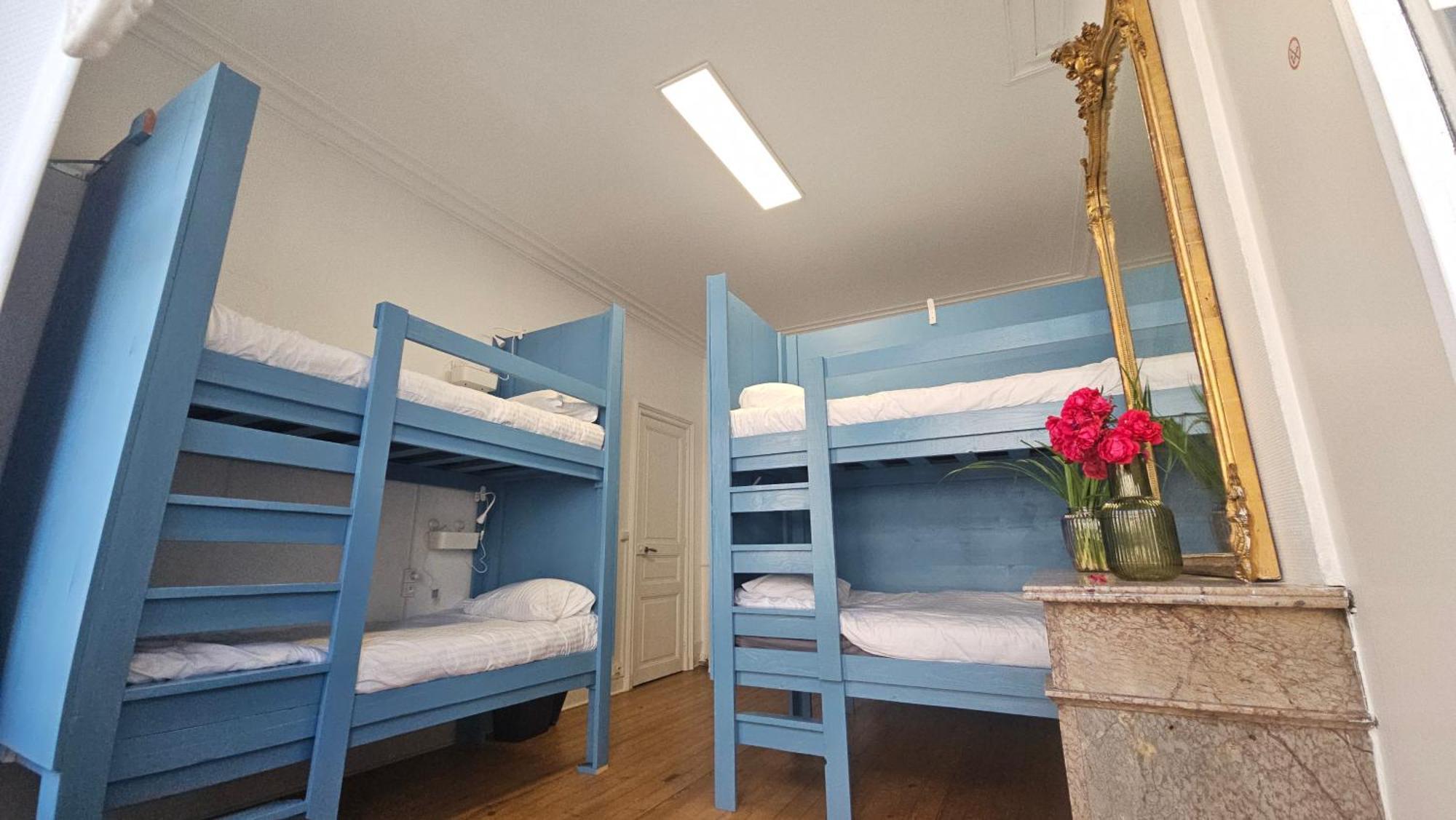 Bed In 6-Bed Mixed Dormitory Le Jardin Cafe بوردو المظهر الخارجي الصورة