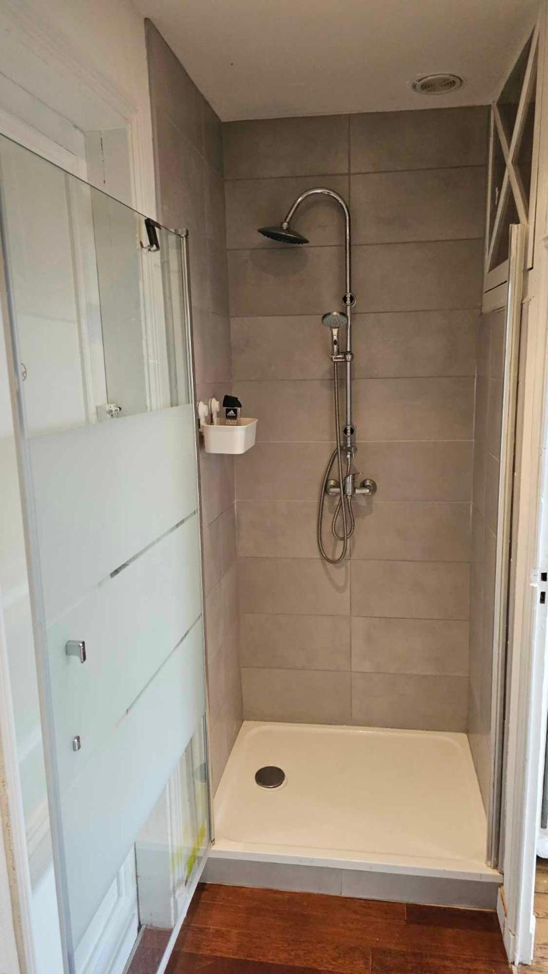 Bed In 6-Bed Mixed Dormitory Le Jardin Cafe بوردو المظهر الخارجي الصورة