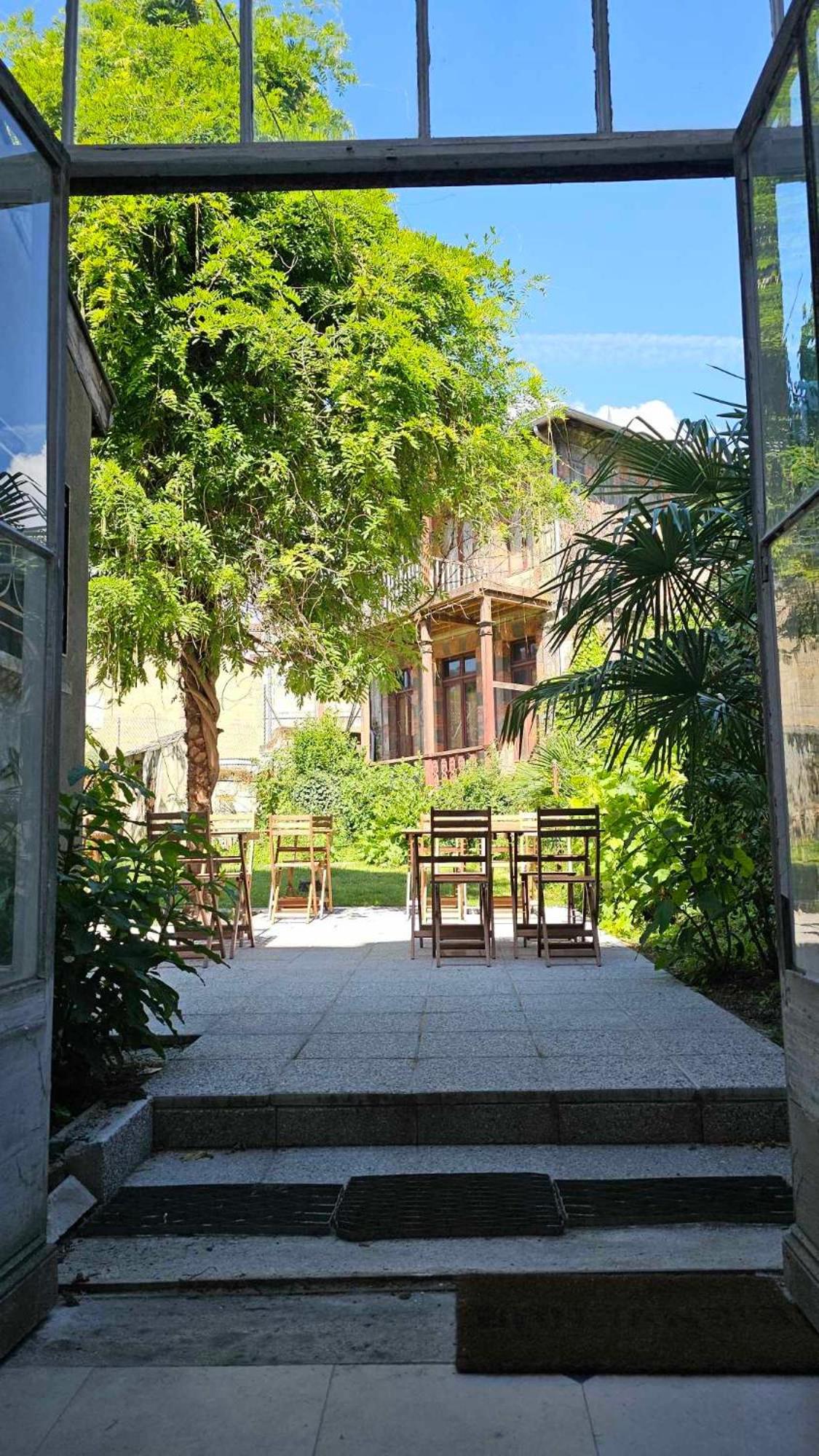 Bed In 6-Bed Mixed Dormitory Le Jardin Cafe بوردو المظهر الخارجي الصورة